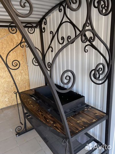 Кованый мангал с крышей