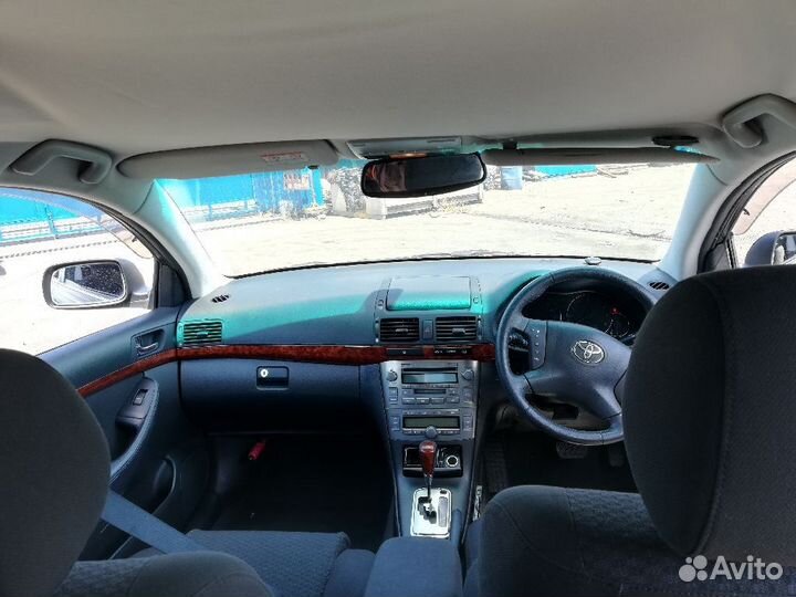 Решетка под лобовое стекло на Toyota Avensis Wagon