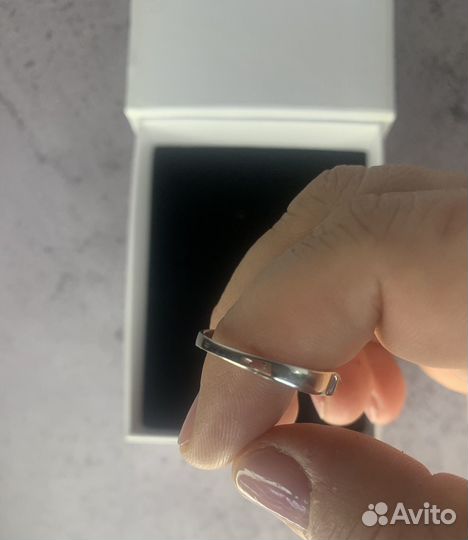 Кольцо с фиолетовыми камнями