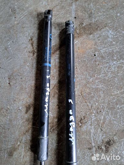 Амортизаторы крышки багажника на Mazda 3