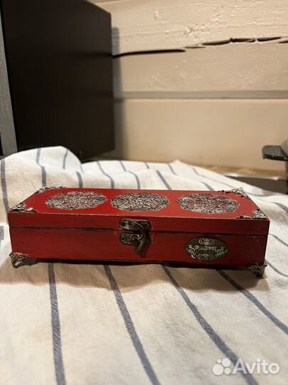 Деревянная шкатулка