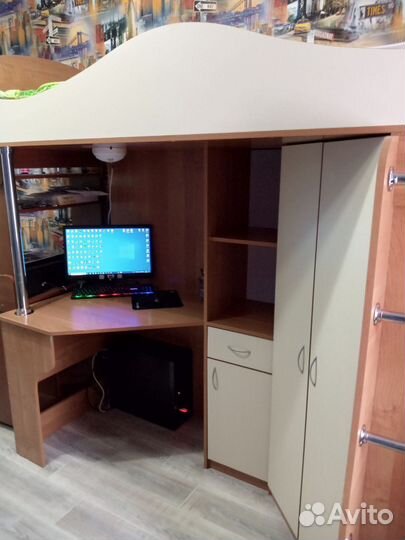 Детская кровать чердак со столом и шкафом