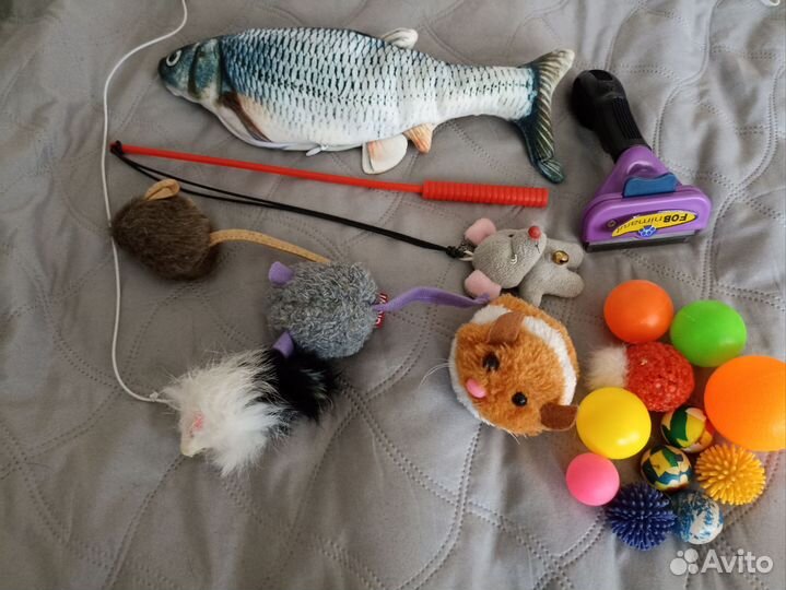 Игрушки и расчёска для кошек