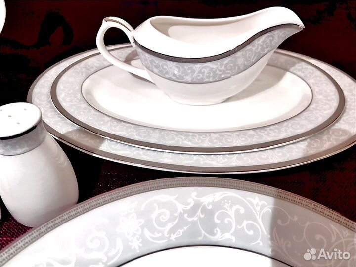 Костяной фарфор, столовый сервиз. Япония