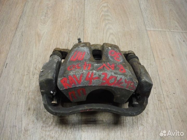 Суппорт передний правый RAV 4 2011