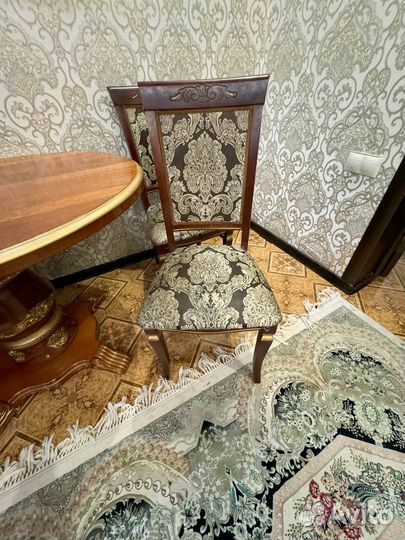 Стол со стульями