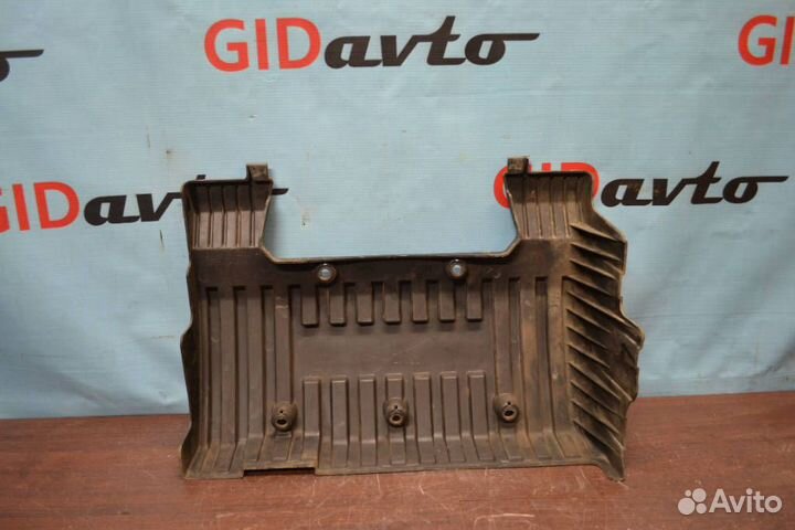 Крышка двигателя Mitsubishi Galant 8