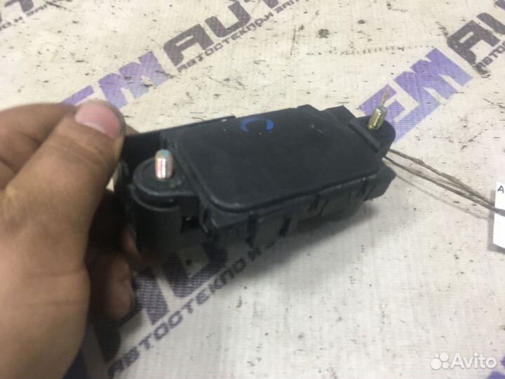 Активатор замка двери задней левой Хендай Соната 4