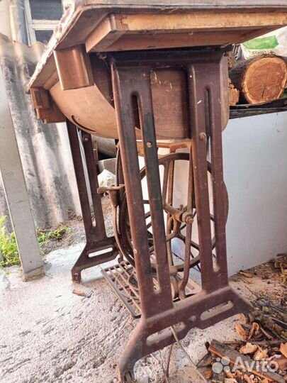 Швейная машинка на станине