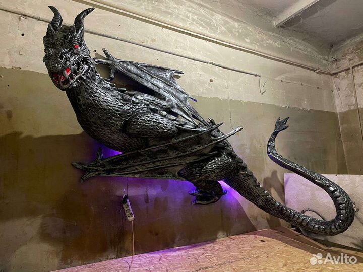 Дракон на стене-скульптура