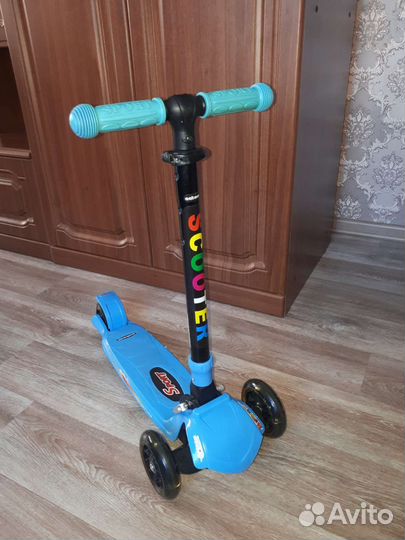 Самокат трехколесный