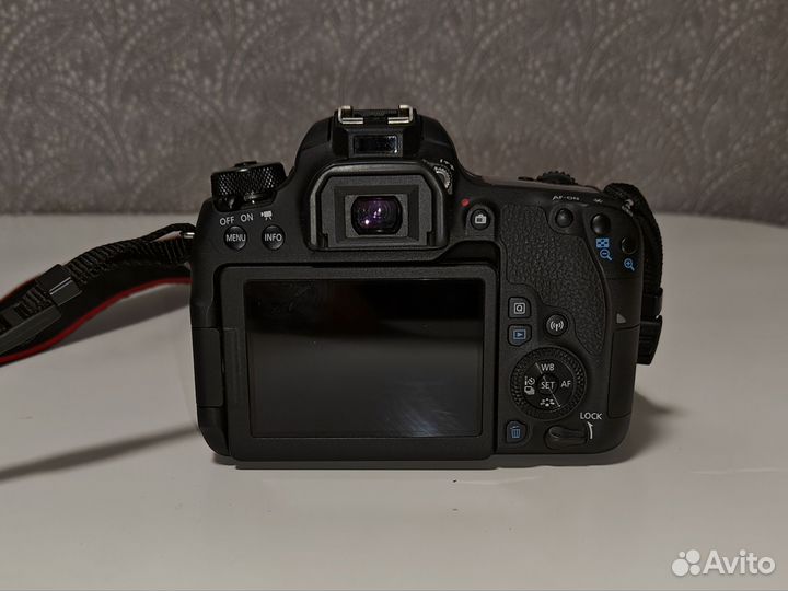 Зеркальный фотоаппарат Canon EOS 77D