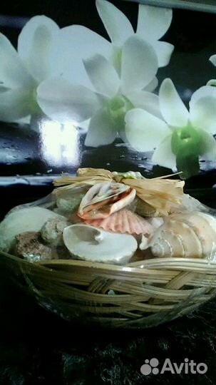 Ракушки в плетеной корзинке