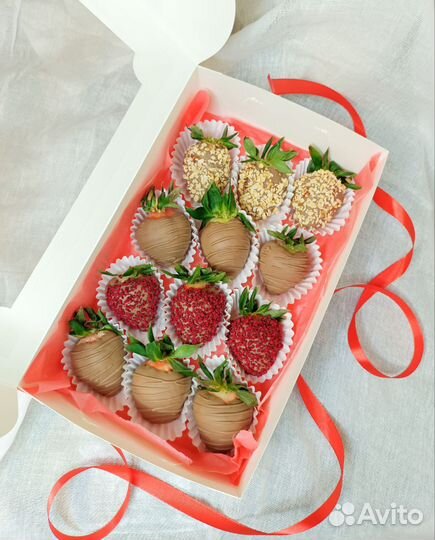 Клубника / бананы, финики в шоколаде с цветами