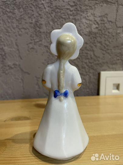Фарфоровая статуэтка снегурочка