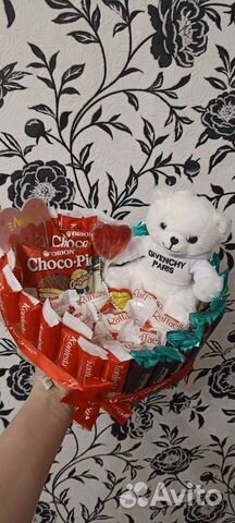 Плюшевый мишка и конфеты