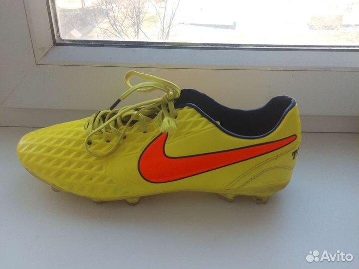 Футбольные бутсы nike