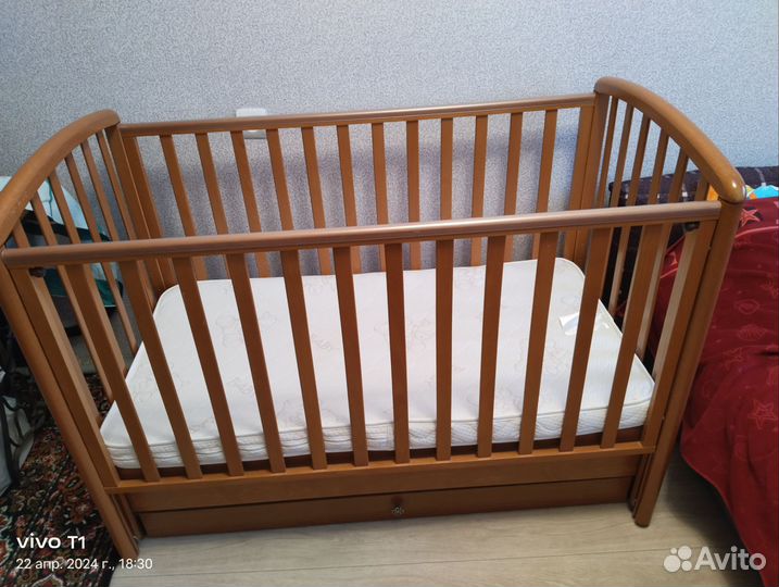 Детская кроватка с маятником и ящиком