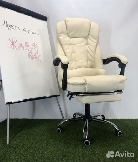 Офисное кресло руководителя с подножкой