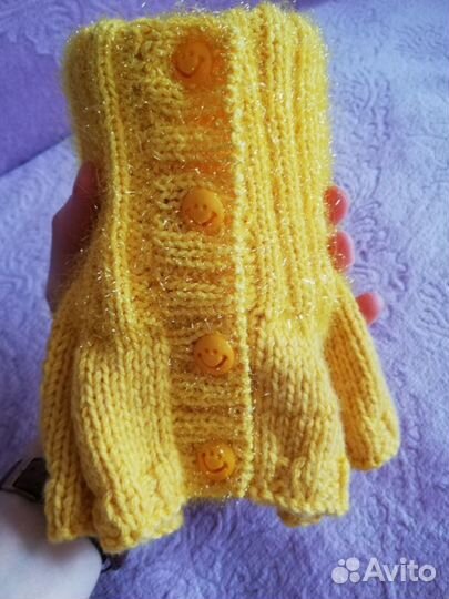 Небольшая вязаная манишка на пуговицах