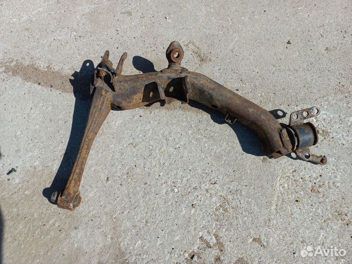 Рычаг задний нижний левый Toyota Avensis 2 T250