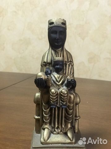 Статуя Девы Марии с младенцем