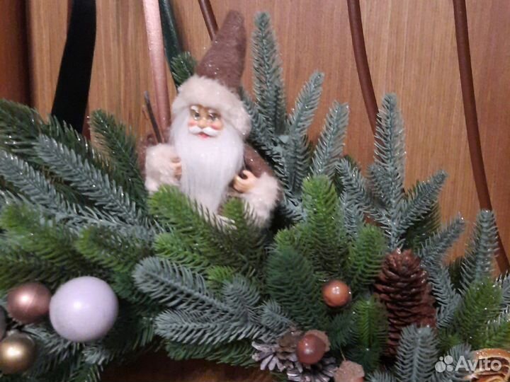 Новогодний венок на дверь с оберегом Деда Мороза