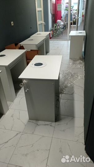 Маникюрный стол