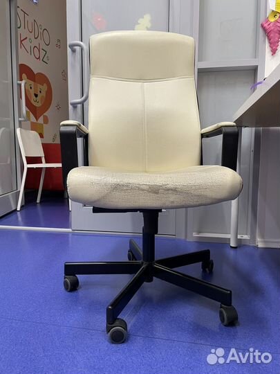 Офисное кожаное кресло