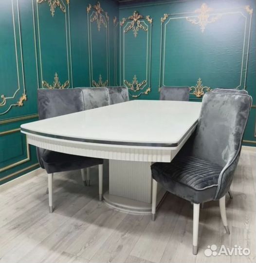 Кухонный стол и стулья в комплекте