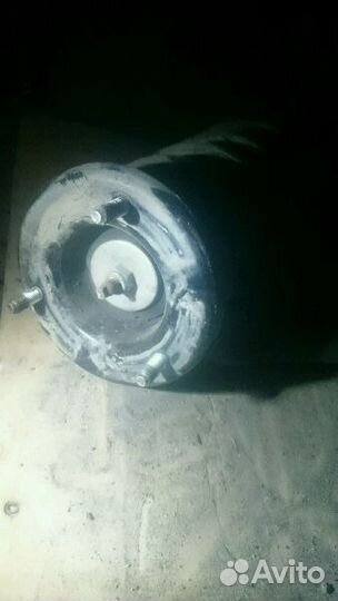 Мицубиси паджеро 4 Стойка амортизатора передняя