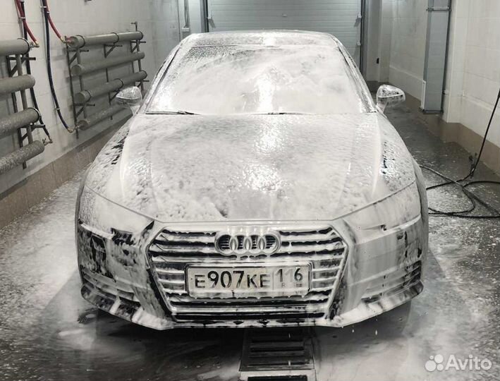 Женский водитель, работа на личном авто