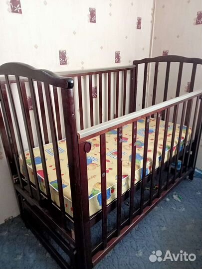 Детская кроватка с маятником