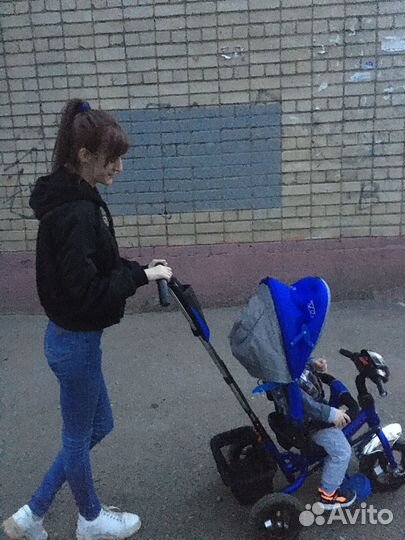 Детский велосипед с ручкой