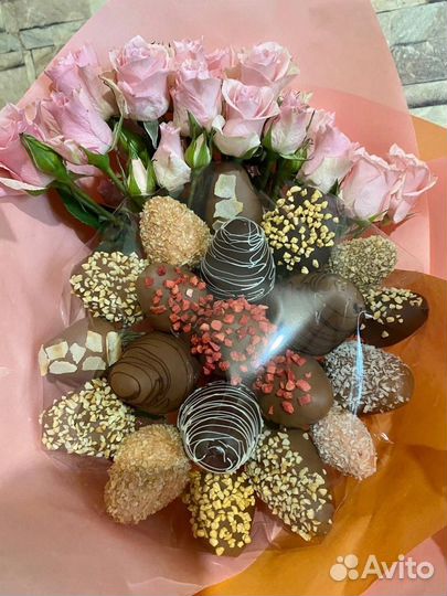 Букеты из клубники с цветами