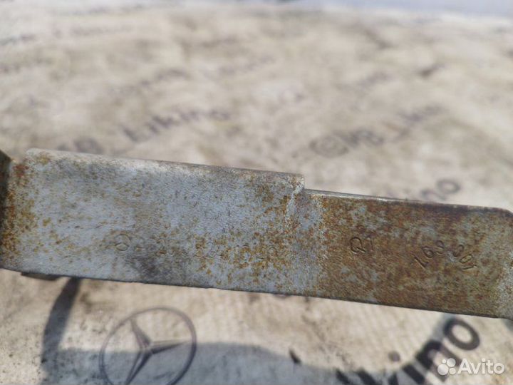 Кронштейн усилителя бампера передний правый