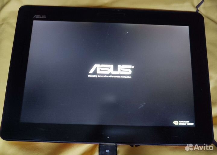Планшет Asus TF300T с док станцией и чехлом