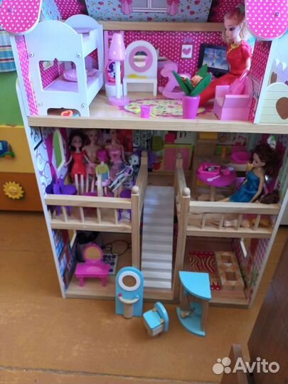 Большой кукольный домик для барби
