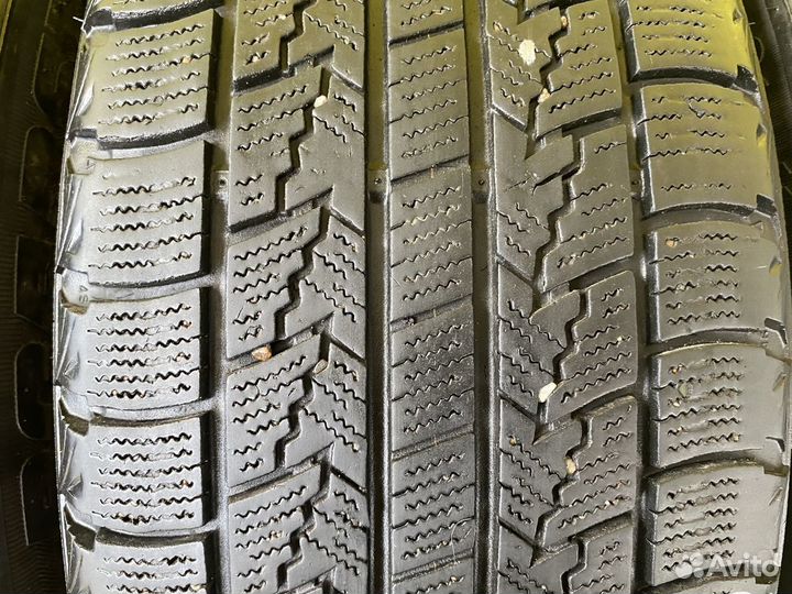 Roadstone Winguard Ice 215/55 R17