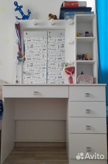 Туалетный столик с зеркалом и подсветкой