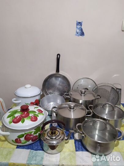 Набор кастрюль со сковородой, чайник,горшочки