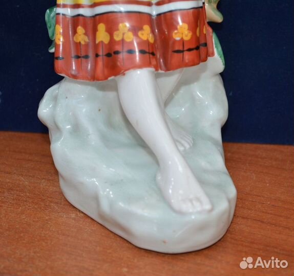 Фарфоровая статуэтка- гадание на ромашке. зхк