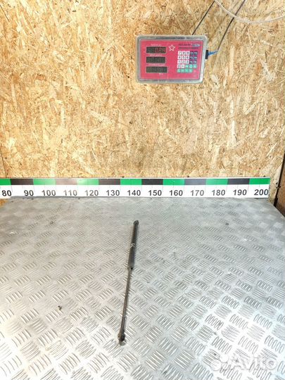 Амортизатор двери багажника Volkswagen Golf 4