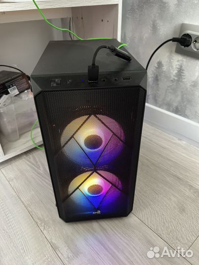 Игровой компьютер с монитором и клавиатурой