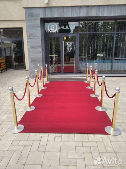 Красная ковровая дорожка со столбиками, аренда
