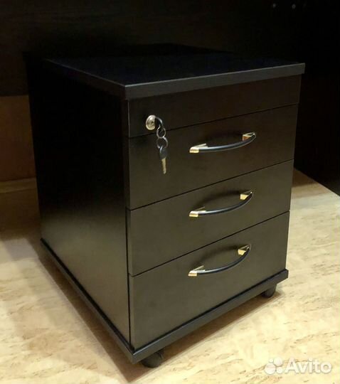 Стол письменный с тумбой выкатной