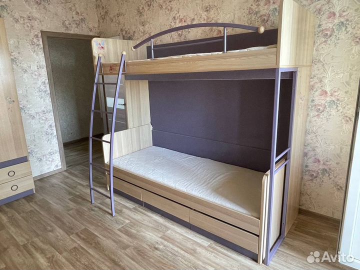 Детская кровать двухъярусная с лестницей и шкафом