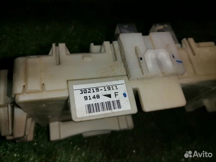 Блок предохранителей MR952263 Mitsubishi Outlander