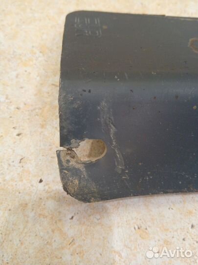 Правый отбойник бензобака 74814JD 00A