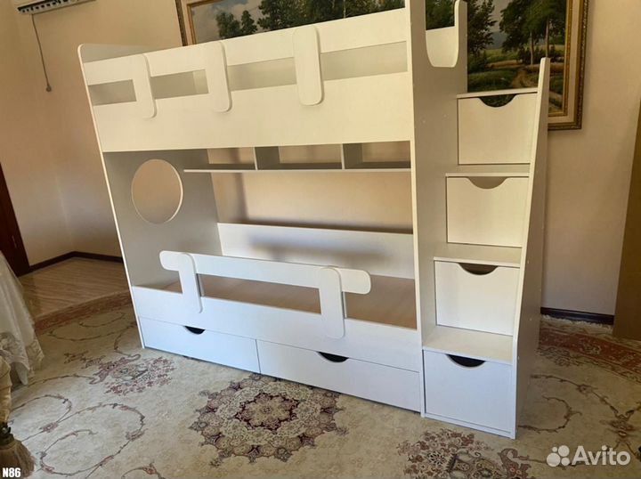 Двухъярусная кровать с лестницей-комодом